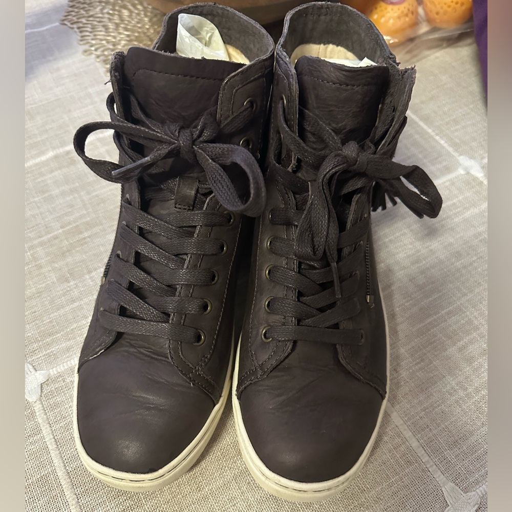 UGG Australia Sneaker Blaney Trainer
Tasseled High Top